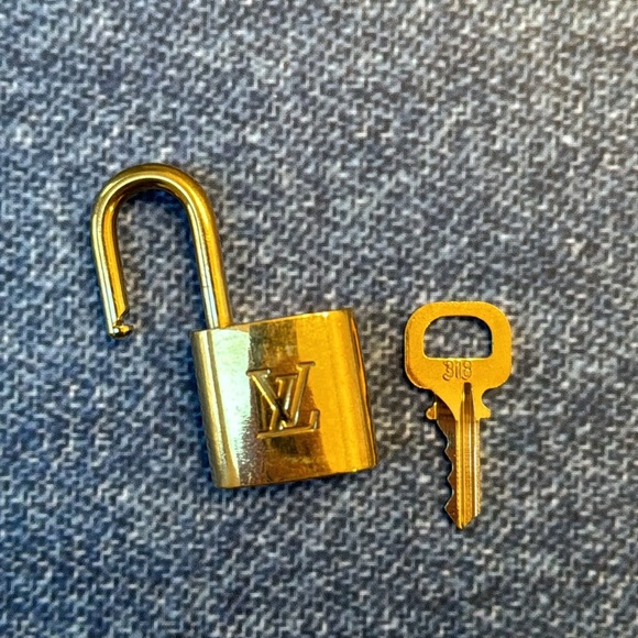 Authentic Louis Vuitton #318 Lock and Key - Picture 6 of 8